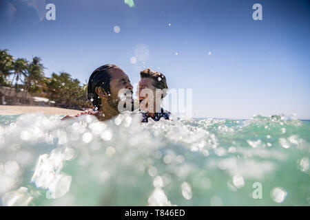 Paio di schizzi in mare, Pagudpud, Ilocos Norte, Filippine Foto Stock