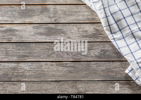 Bianco blu tovaglia checketed sulla cucina in legno tavolo - parte superiore di vista Foto Stock