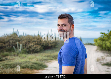 Uomo che cammina sulla strada di ghiaia, Fortaleza Ceará, Brasile Foto Stock