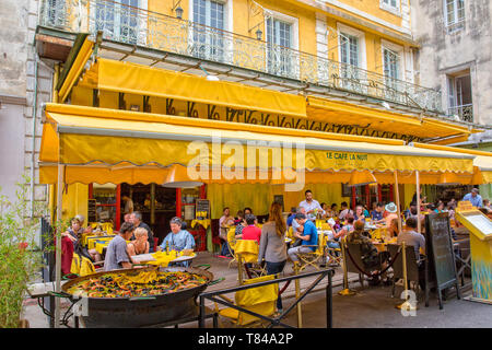 Arles, Provenza, Bouches-du-Rhône, Francia - 03 GIU 2017: Café Van Gogh a Place du Forum in Arles.Le persone godono di un pranzo presso Le Café La Nuit Foto Stock