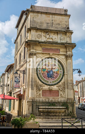 Arles, Provenza, Francia - 03 GIU 2017: bella facciata di casa nel centro storico della città di Arles, con la scultura di Lion, mosaico di immagini e una fontana Foto Stock