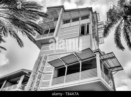 Grand Cayman, Isole Cayman, agosto 2018, la torre di osservazione in Camana Bay una moderna città sul lungomare nella regione dei Caraibi Foto Stock