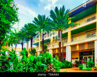 Grand Cayman, Isole Cayman, Aug 2018,Paseo in un giorno di pioggia in Camana Bay una moderna città sul lungomare nella regione dei Caraibi Foto Stock