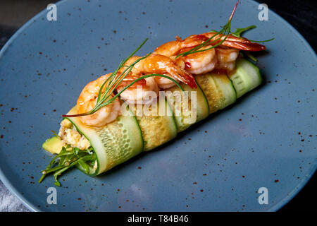 Antipasto di cetriolo rotoli con gamberi e crema di formaggio. Foto Stock
