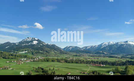 Vista panoramica di autentico paesaggio in Baviera vicino alle Alpi Foto Stock