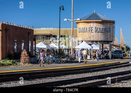 Water Tower replica, gli amanti dello shopping al mercato degli agricoltori e i binari della ferrovia, Santa Fe Railyard, Nuovo Messico USA Foto Stock