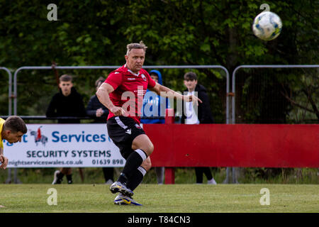 Lee Trundle in azione come Trefelin BGC guadagnare la promozione dal Welsh Football League Division 3 con un 5-1 conquistare Ynysygerwn a Ynys Park sulla decima può Foto Stock