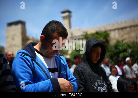 (190510) -- Hebron, 10 maggio 2019 (Xinhua) -- palestinese per i fanatici musulmani pregare al di fuori della moschea Ibrahimi durante la prima preghiera del venerdì del mese sacro del Ramadan in Cisgiordania città di Hebron, 10 maggio 2019. (Xinhua/Mamoun Wazwaz) Foto Stock