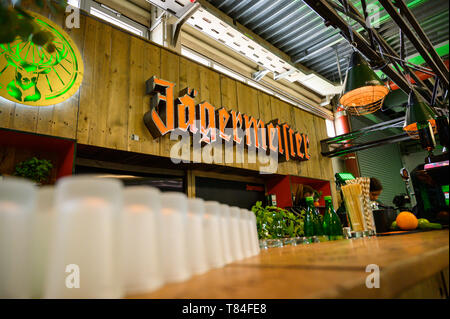 10 maggio 2019, Bassa Sassonia, Wolfenbüttel: un bar con il logo Jägermeister sarà istituito presso l'apertura nella recentemente ampliato impianto di imbottigliamento della bevanda fabbricante Jägermeister. Con questa espansione, Jägermeister ha, secondo le proprie informazioni, realizzato uno dei più grandi spiriti di impianti di imbottigliamento in Europa. Foto: Christophe Gateau/dpa Foto Stock