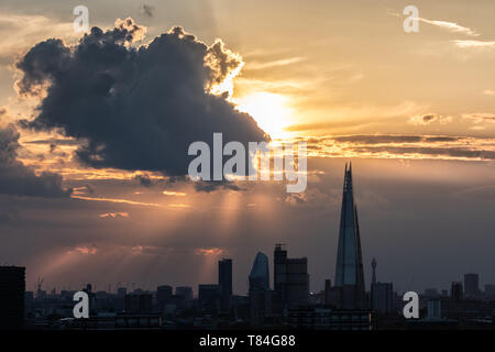 Londra, Regno Unito. Il 10 maggio, 2019. Meteo REGNO UNITO: drammatico tramonto raggi oltre il grattacielo Shard edificio. Credito: Guy Corbishley/Alamy Live News Foto Stock