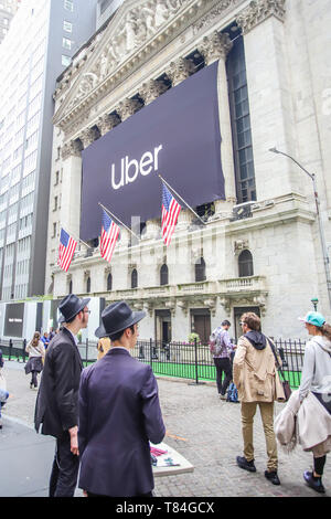 New York, Stati Uniti d'America. Il 10 maggio, 2019. Un banner Uber adorna la facciata del New York Stock Exchange in anticipo dell'autostop società IPO (Initial Public Offering), il 10 maggio 2019, in New York (foto: VANESSA CARVALHO/BRASILE PHOTO PRESS) Credito: Brasile Photo Press/Alamy Live News Foto Stock