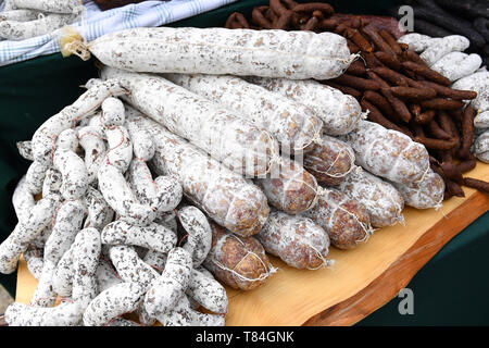 Glonn, Germania. Il 10 maggio, 2019. I prodotti organici, salsiccia organico, salsiccia, Lebenswithtel, sui motivi di Herrmannsdorfer Landwerkstaetten-di una azienda agricola biologica in Glonn (a sud-est di Monaco di Baviera). Visita del Principe di Galles e la duchessa di Cornovaglia in Baviera il 10.05.2019. | Utilizzo di credito in tutto il mondo: dpa/Alamy Live News Credito: dpa picture alliance/Alamy Live News Foto Stock