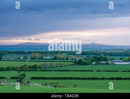 East Lothian, Scozia, Regno Unito. Il 10 maggio 2019. Regno Unito: Meteo pioggia nuvole raccogliere e il cielo si oscura da Ovest sulla contea al tramonto guardando verso il Firth of Forth e le colline di Lomond in Fife Foto Stock