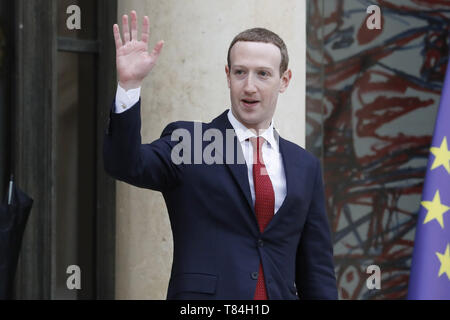 Parigi, Francia. Il 10 maggio, 2019. Il CEO di Facebook Mark Zuckerberg onde come egli lascia il Elysee Palace dopo un incontro con il presidente francese Emmanuel Macron a Parigi, in Francia, il 10 maggio 2019. Credit: Jack Chan/Xinhua/Alamy Live News Foto Stock