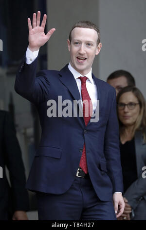 Parigi, Francia. Il 10 maggio, 2019. Il CEO di Facebook Mark Zuckerberg onde come egli lascia il Elysee Palace dopo un incontro con il presidente francese Emmanuel Macron a Parigi, in Francia, il 10 maggio 2019. Credit: Jack Chan/Xinhua/Alamy Live News Foto Stock