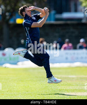 Il Grange, Edimburgo, Midlothian, Regno Unito. Il 10 maggio 2019. Scozia v Afghanistan ODI. Pic mostra: Scozia Brad Wheal, bocce durante il secondo inning come Scozia prendere sull'Afghanistan in una sola giornata internazionale presso il Grange, Edimburgo Credito: Ian Jacobs/Alamy Live News Foto Stock