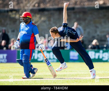 Il Grange, Edimburgo, Midlothian, Regno Unito. Il 10 maggio 2019. Scozia v Afghanistan ODI. Pic mostra: Scozia Alasdair Evans, bocce durante il secondo inning come Scozia prendere sull'Afghanistan in una sola giornata internazionale presso il Grange, Edimburgo Credito: Ian Jacobs/Alamy Live News Foto Stock