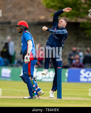 Il Grange, Edimburgo, Midlothian, Regno Unito. Il 10 maggio 2019. Scozia v Afghanistan ODI. Pic mostra: Scozia Mark Watt, bocce durante il secondo inning come Scozia prendere sull'Afghanistan in una sola giornata internazionale presso il Grange, Edimburgo Credito: Ian Jacobs/Alamy Live News Foto Stock