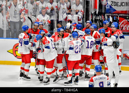 Bratislava, Slovacchia. Il 10 maggio, 2019. La squadra ceca giocatori di hockey celebrare una vittoria dopo la partita Repubblica Ceca contro la Svezia al Campionato del Mondo di Bratislava, Slovacchia, 10 maggio 2019. Credito: Vit Simanek/CTK foto/Alamy Live News Foto Stock