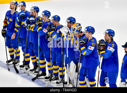 Bratislava, Slovacchia. Il 10 maggio, 2019. In Svezia gli uomini della nazionale di hockey dopo aver perso la partita alla Repubblica ceca al Campionato del Mondo di Bratislava, Slovacchia, 10 maggio 2019. Credito: Vit Simanek/CTK foto/Alamy Live News Foto Stock