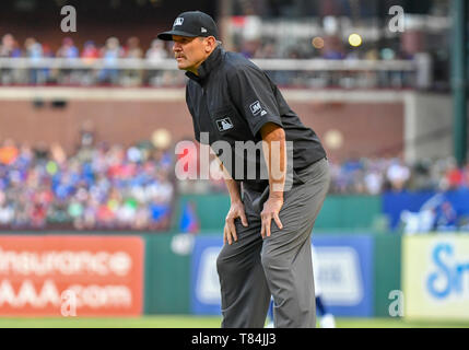 Maggio 04, 2019: MLB arbitro Ciad Fairchild #4 durante una partita MLB tra il Toronto Blue Jays e Texas Rangers a Globe Life Park in Arlington, Texas TX sconfitto Toronto 8-5 Albert Pena/CSM. Foto Stock