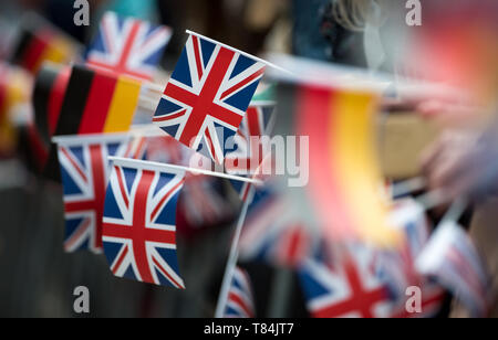 Leipzig, Germania. 08 Maggio, 2019. Britannico e tedesco bandiere può essere visto durante la visita del principe britannico Charles a Lipsia. Credito: Hendrik Schmidt/dpa-Zentralbild/ZB/dpa/Alamy Live News Foto Stock