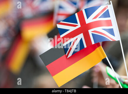 Leipzig, Germania. 08 Maggio, 2019. Britannico e tedesco bandiere può essere visto durante la visita del principe britannico Charles a Lipsia. Credito: Hendrik Schmidt/dpa-Zentralbild/ZB/dpa/Alamy Live News Foto Stock