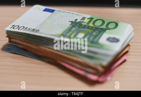 Garmisch Partenkirchen, Germania. Il 10 maggio, 2019. Illustrazione - banconote sono situati presso lo sportello di una filiale di banca. Credito: Angelika Warmuth/dpa/Alamy Live News Foto Stock