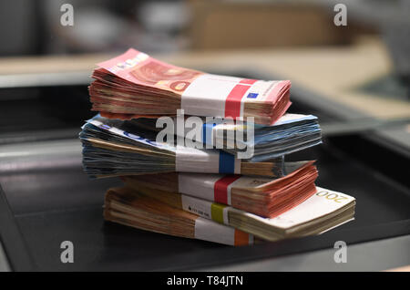 Garmisch Partenkirchen, Germania. Il 10 maggio, 2019. Illustrazione - banconote sono depositati in pacchi allo sportello di una filiale di banca. Credito: Angelika Warmuth/dpa/Alamy Live News Foto Stock