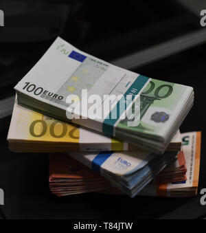 Garmisch Partenkirchen, Germania. Il 10 maggio, 2019. Illustrazione - banconote sono depositati in pacchi allo sportello di una filiale di banca. Credito: Angelika Warmuth/dpa/Alamy Live News Foto Stock