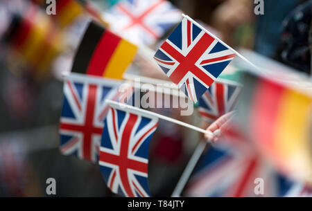 Leipzig, Germania. 08 Maggio, 2019. Britannico e tedesco bandiere può essere visto durante la visita del principe britannico Charles a Lipsia. Credito: Hendrik Schmidt/dpa-Zentralbild/ZB/dpa/Alamy Live News Foto Stock