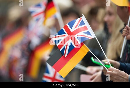 Leipzig, Germania. 08 Maggio, 2019. Britannico e tedesco bandiere può essere visto durante la visita del principe britannico Charles a Lipsia. Credito: Hendrik Schmidt/dpa-Zentralbild/ZB/dpa/Alamy Live News Foto Stock