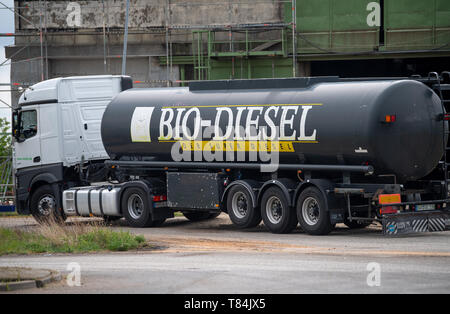 09 maggio 2019, Brandeburgo, Schwedt/Oder: un serbatoio camion con la scritta Bio-Diesel è in attesa davanti all'ingresso sulla società locali di Diesel Verbio Schwedt GmbH, scattate durante il viaggio stampa dell'Agenzia per le energie rinnovabili. Foto: Monika Skolimowska/dpa-Zentralbild/dpa Foto Stock