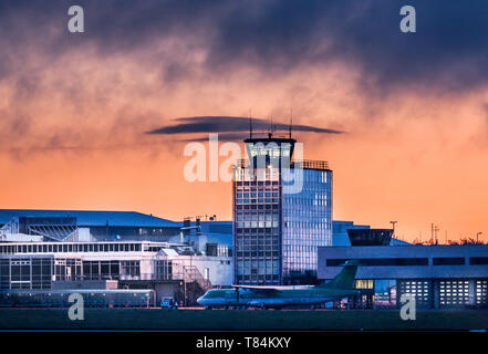 Aeroporto di Cork, Cork, Irlanda. 11 Maggio, 2019. Una vista della vecchia torre di controllo con un Aer Lingus Regional ART 72 parcheggiato sul piazzale di circa mezz'ora prima dell'alba all'Aeroporto di Cork, Cork, Irlanda. Credito: David Creedon/Alamy Live News Foto Stock