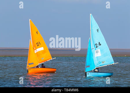 Gare di yacht a West Kirby, Liverpool, Regno Unito. 11 maggio 2019. British Open Team Racing Championships Trophy Sailing's Premier League 'The Wilson Trophy' 200. Il numero massimo di squadre di gara è stato aumentato a 36. L'evento del 2019 vede la partecipazione di 5 squadre americane, 2 equipaggi irlandesi, 1 barca australiana e il debutto del Team Austria. A completare il campo ci saranno 27 squadre britanniche, tra cui i campioni in carica, i West Kirby Hawks. I vincitori recenti sono anche West Exempent, Royal Forth Hoosiers e Birdham Bandits. Foto Stock