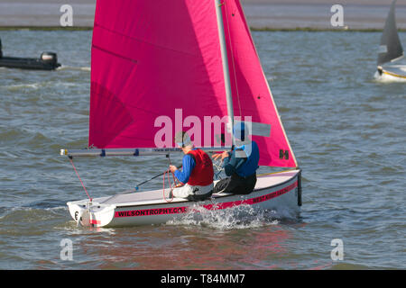 Gare di yacht a West Kirby, Liverpool, Regno Unito. 11 maggio 2019. British Open Team Racing Championships Trophy Sailing's Premier League 'The Wilson Trophy' 200. Il numero massimo di squadre di gara è stato aumentato a 36. L'evento del 2019 vede la partecipazione di 5 squadre americane, 2 equipaggi irlandesi, 1 barca australiana e il debutto del Team Austria. A completare il campo ci saranno 27 squadre britanniche, tra cui i campioni in carica, i West Kirby Hawks. I vincitori recenti sono anche West Exempent, Royal Forth Hoosiers e Birdham Bandits. Foto Stock