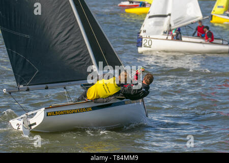 Gare di yacht a West Kirby, Liverpool, Regno Unito. 11 maggio 2019. British Open Team Racing Championships Trophy Sailing's Premier League 'The Wilson Trophy' 200. Il numero massimo di squadre di gara è stato aumentato a 36. L'evento del 2019 vede la partecipazione di 5 squadre americane, 2 equipaggi irlandesi, 1 barca australiana e il debutto del Team Austria. A completare il campo ci saranno 27 squadre britanniche, tra cui i campioni in carica, i West Kirby Hawks. I vincitori recenti sono anche West Exempent, Royal Forth Hoosiers e Birdham Bandits. Foto Stock