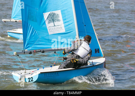 Gare di yacht a West Kirby, Liverpool, Regno Unito. 11 maggio 2019. British Open Team Racing Championships Trophy Sailing's Premier League 'The Wilson Trophy' 200. Il numero massimo di squadre di gara è stato aumentato a 36. L'evento del 2019 vede la partecipazione di 5 squadre americane, 2 equipaggi irlandesi, 1 barca australiana e il debutto del Team Austria. A completare il campo ci saranno 27 squadre britanniche, tra cui i campioni in carica, i West Kirby Hawks. I vincitori recenti sono anche West Exempent, Royal Forth Hoosiers e Birdham Bandits. Foto Stock