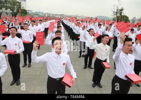 Guiyang, della Cina di Guizhou. 11 Maggio, 2019. Gli studenti celebrare durante il raggiungimento della maturità cerimonia in Aula Confucio nella città di Guiyang, a sud-ovest della Cina di Guizhou, 11 maggio 2019. Credito: Ou Dongqu/Xinhua/Alamy Live News Foto Stock