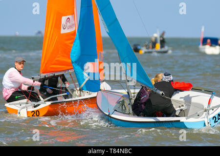 Gare di yacht a West Kirby, Liverpool, Regno Unito. 11 maggio 2019. British Open Team Racing Championships Trophy Sailing's Premier League 'The Wilson Trophy' 200. Il numero massimo di squadre di gara è stato aumentato a 36. L'evento del 2019 vede la partecipazione di 5 squadre americane, 2 equipaggi irlandesi, 1 barca australiana e il debutto del Team Austria. A completare il campo ci saranno 27 squadre britanniche, tra cui i campioni in carica, i West Kirby Hawks. I vincitori recenti sono anche West Exempent, Royal Forth Hoosiers e Birdham Bandits. Foto Stock