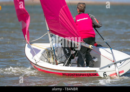 Gare di yacht a West Kirby, Liverpool, Regno Unito. 11 maggio 2019. British Open Team Racing Championships Trophy Sailing's Premier League 'The Wilson Trophy' 200. Il numero massimo di squadre di gara è stato aumentato a 36. L'evento del 2019 vede la partecipazione di 5 squadre americane, 2 equipaggi irlandesi, 1 barca australiana e il debutto del Team Austria. A completare il campo ci saranno 27 squadre britanniche, tra cui i campioni in carica, i West Kirby Hawks. I vincitori recenti sono anche West Exempent, Royal Forth Hoosiers e Birdham Bandits. Foto Stock