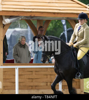 Windsor, Regno Unito. 11 Maggio, 2019. Sua Maestà la Regina assiste Royal Windsor Horse Show il giorno 4 della mostra per guardare il suo cavallo Balmoral Mandarin competere Credito: Maureen McLean/Alamy Live News Foto Stock