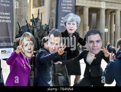 Berlino, Germania. 11 Maggio, 2019. Gli attivisti con maschere dei politici europei Angela Merkel (l-r, Cancelliere della Germania), Emmanuel Macron (Presidente della Francia), Theresa Maggio (primo ministro della Gran Bretagna) e Pedro Sanchez (Vice Primo Ministro di Spagna) davanti alla Porta di Brandeburgo durante un'azione d'arte del 'Aktion Aufschrei - Stoppt den Waffenhandel! Protestano contro le esportazioni di armi da guerra-partecipanti in Yemen su un 'armi trono' modellato sulla "Trono di ferro' dai giochi di troni. Credito: Jens Kalaene/dpa-Zentralbild/dpa/Alamy Live News Foto Stock