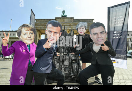 Berlino, Germania. 11 Maggio, 2019. Gli attivisti con maschere dei politici europei Angela Merkel (l-r, Cancelliere della Germania), Emmanuel Macron (Presidente della Francia), Theresa Maggio (primo ministro della Gran Bretagna) e Pedro Sanchez (Vice Primo Ministro di Spagna) davanti alla Porta di Brandeburgo durante un'azione d'arte del 'Aktion Aufschrei - Stoppt den Waffenhandel! Protestano contro le esportazioni di armi da guerra-partecipanti in Yemen su un 'armi trono' modellato sulla "Trono di ferro' dai giochi di troni. Credito: Jens Kalaene/dpa-Zentralbild/dpa/Alamy Live News Foto Stock