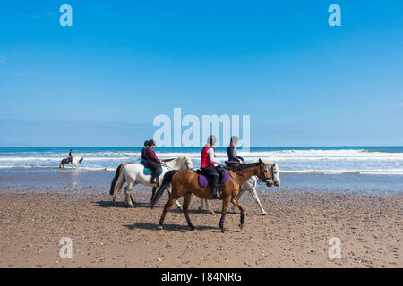 Saltburn dal mare, North Yorkshire, Regno Unito. 11 maggio 2019. Meteo: soleggiato e tranquillo, una mattinata perfetta per una corsa sulla spiaggia a Saltburn sulla North Yorkshire costa. Credito: Alan Dawson/Alamy Live News Foto Stock