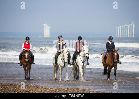 Saltburn dal mare, North Yorkshire, Regno Unito. 11 maggio 2019. Meteo: soleggiato e tranquillo, una mattinata perfetta per una corsa sulla spiaggia a Saltburn sulla North Yorkshire costa. Credito: Alan Dawson/Alamy Live News Foto Stock