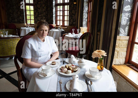 Aprile 27, 2019 - Bagshot, Surrey, Regno Unito - Sarah Frankland visto sedersi ad un tavolo presso la struttura Pennyhill Park hotel dove ella è il capo chef pasticcere durante lo Show..Sarah è attualmente un concorrente nella grande British precotti. (Credito Immagine: © Lexie Harrison-Cripps/SOPA immagini via ZUMA filo) Foto Stock