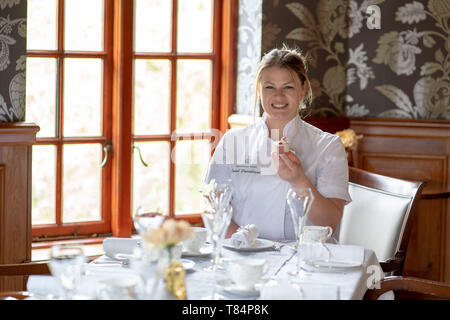 Aprile 27, 2019 - Bagshot, Surrey, Regno Unito - Sarah Frankland visto sedersi ad un tavolo presso la struttura Pennyhill Park hotel dove ella è il capo chef pasticcere durante lo Show..Sarah è attualmente un concorrente nella grande British precotti. (Credito Immagine: © Lexie Harrison-Cripps/SOPA immagini via ZUMA filo) Foto Stock