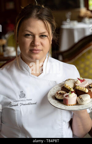 Aprile 27, 2019 - Bagshot, Surrey, Regno Unito - Sarah Frankland visto tenendo un piatto di dessert al Pennyhill Park hotel dove ella è il capo chef pasticcere durante lo Show..Sarah è attualmente un concorrente nella grande British precotti. (Credito Immagine: © Lexie Harrison-Cripps/SOPA immagini via ZUMA filo) Foto Stock