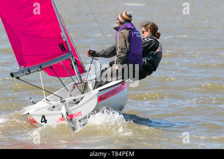 Gare di yacht a West Kirby, Liverpool, Regno Unito. 11 maggio 2019. British Open Team Racing Championships Trophy Sailing's Premier League 'The Wilson Trophy' 200. Il numero massimo di squadre di gara è stato aumentato a 36. L'evento del 2019 vede la partecipazione di 5 squadre americane, 2 equipaggi irlandesi, 1 barca australiana e il debutto del Team Austria. A completare il campo ci saranno 27 squadre britanniche, tra cui i campioni in carica, i West Kirby Hawks. I vincitori recenti sono anche West Exempent, Royal Forth Hoosiers e Birdham Bandits. Foto Stock